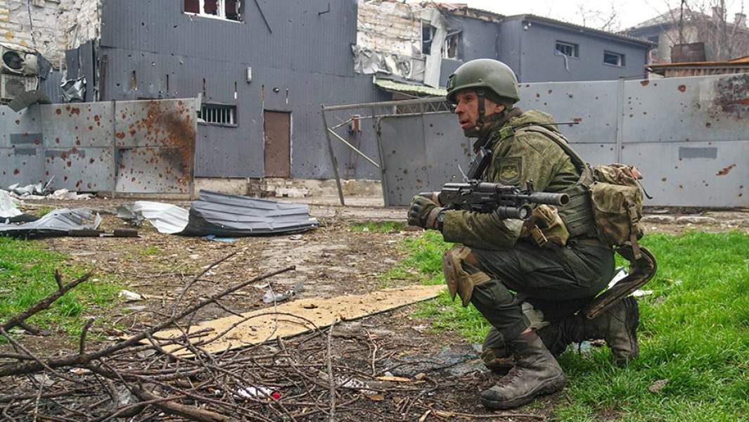 Военнослужащий НМ ДНР в кварталах, примыкающих к заводу «Азовсталь» в Мариуполе