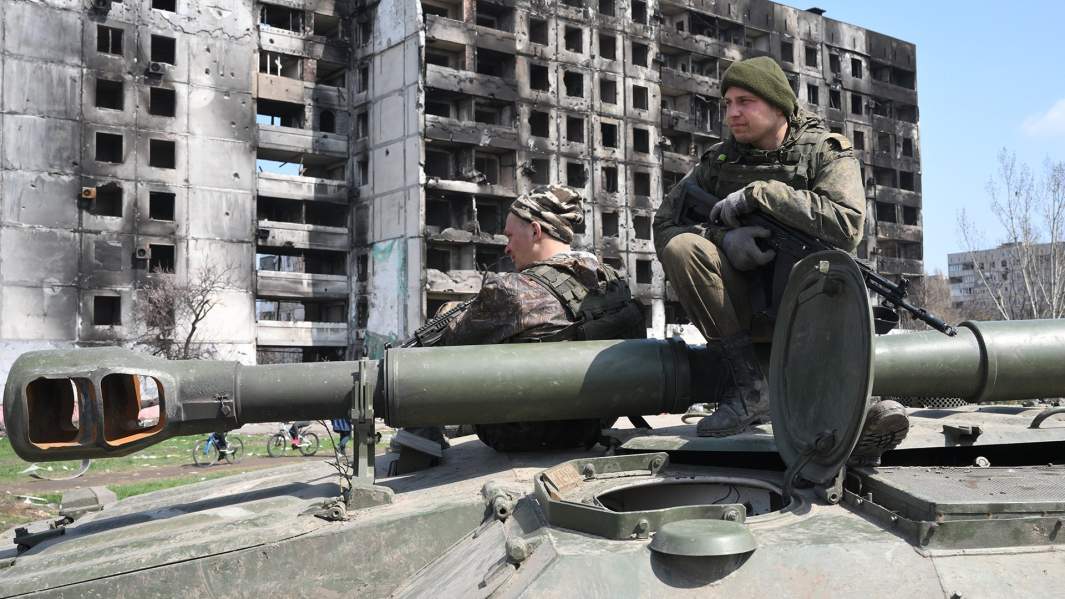 Военнослужащие РФ на улице в Мариуполе