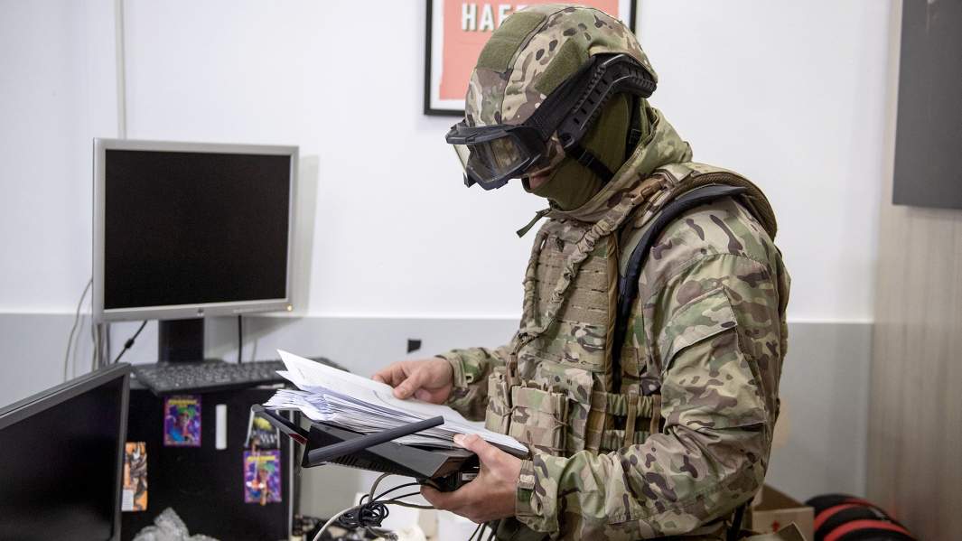 Российский военнослужащий в брошенном украинскими мошенниками колл-центре