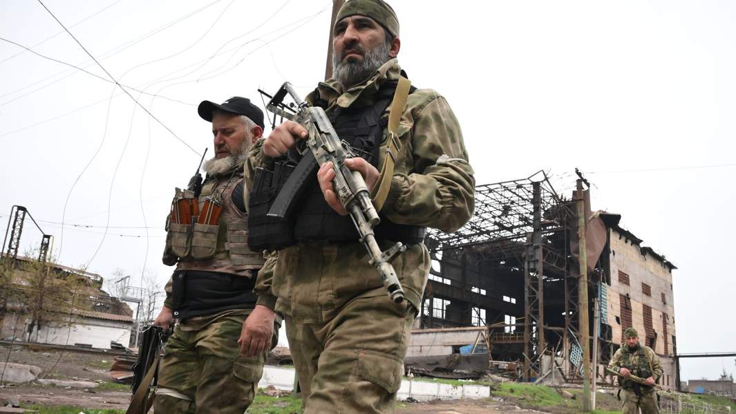 Бойцы специального отряда быстрого реагирования (СОБР) "Ахмат" на освобожденном металлургическом комбинате имени Ильича в Мариуполе.