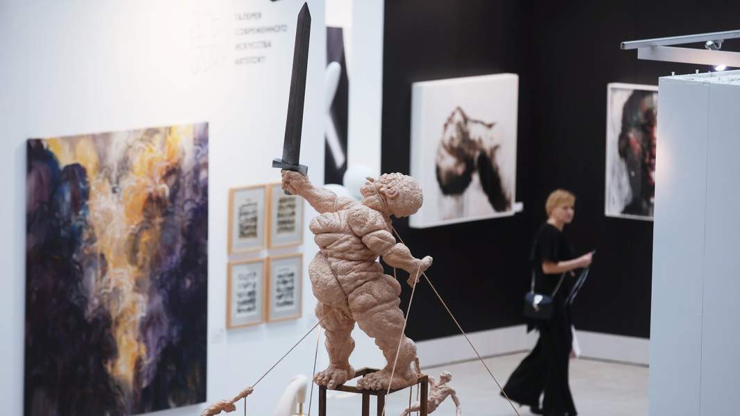 Скульптура художника-акциониста Олега Кулика «Большая Мать»