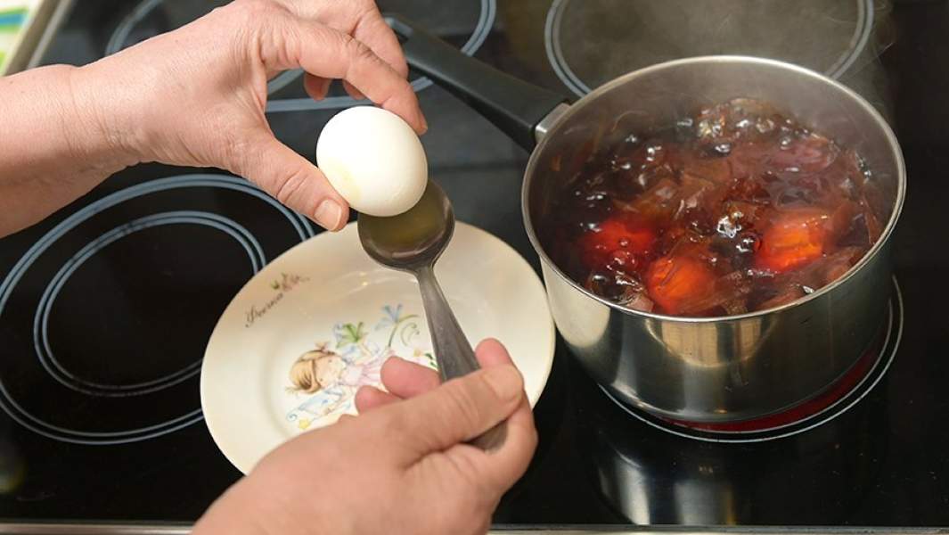 Окрашивание пасхальных яиц в луковой шелухе