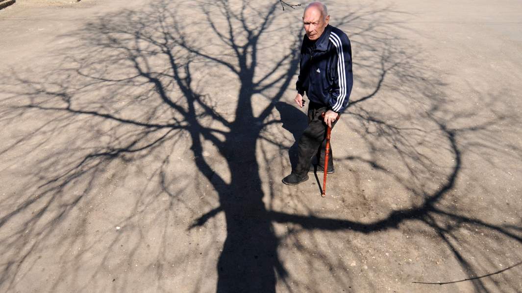 старик  тень 