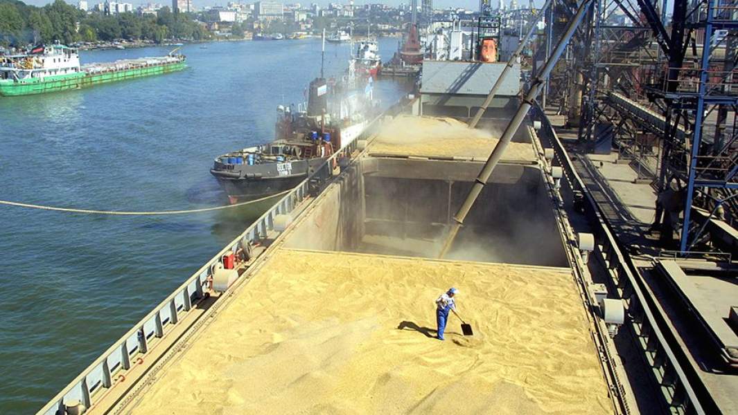 Погрузка экспортного зерна на суда у одного из причалов в дельте Дона