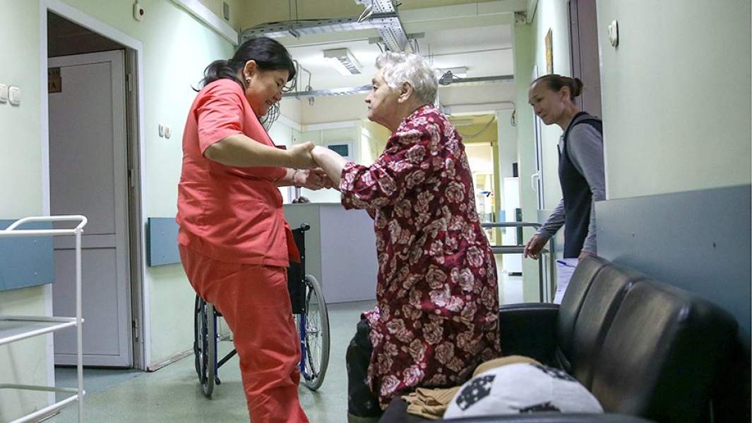 Медсестра с пациенткой