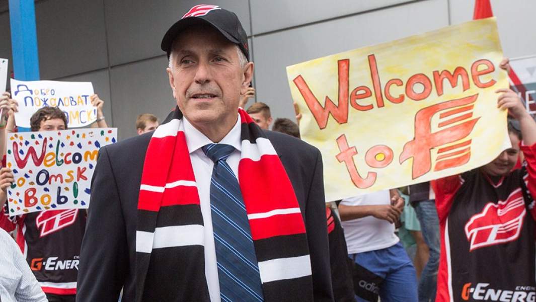 Главный тренер ХК «Авангард» Боб Хартли во время встречи в аэропорту города Омска. 2018 год