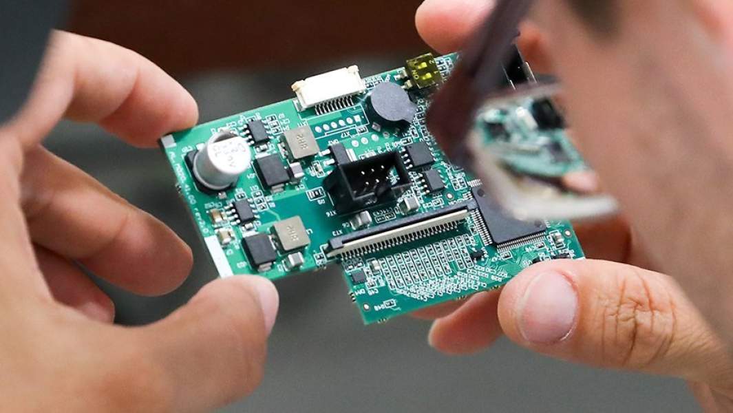 Проверка качества печатных плат на территории предприятия по производству микроэлектронной продукции