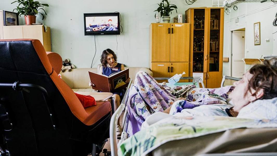 Волонтер с пациентами в Центре паллиативной помощи 