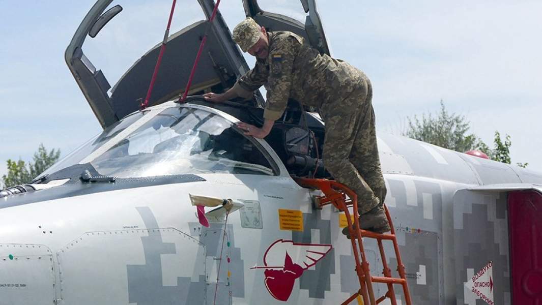 Украинский военнослужащий проводит проверку фронтового бомбардировщика во время учений Sea Breeze 2019