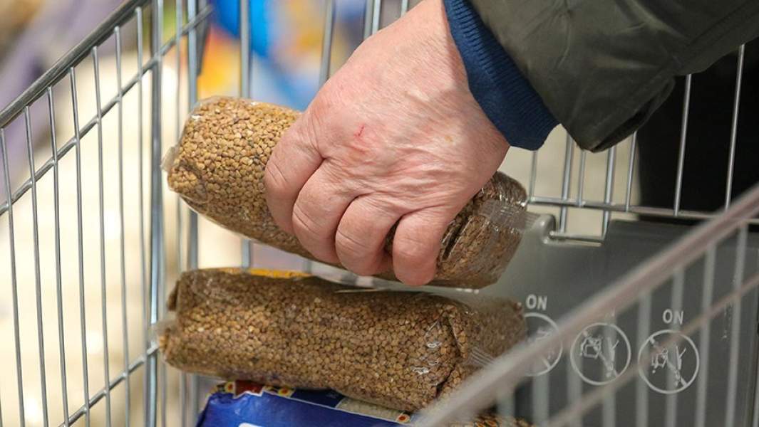 Покупка гречневой крупы в супермаркете