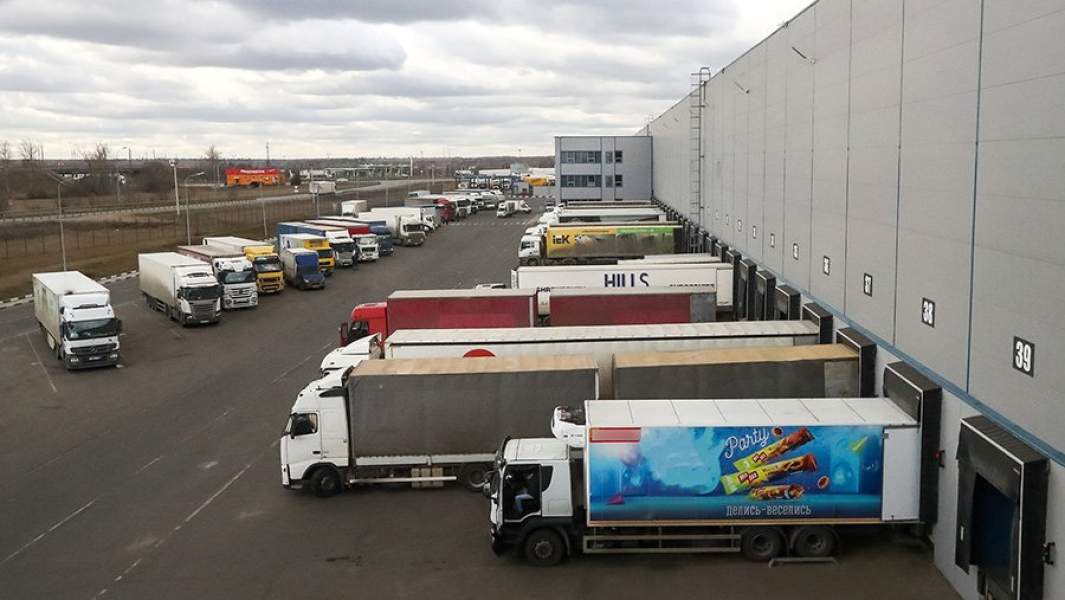 Грузовые автомобили в распределительном продуктовом центре