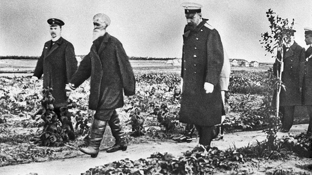 Председатель Совета министров Российской империи П. А. Столыпин во время знакомства с хуторским хозяйством. 1910 год