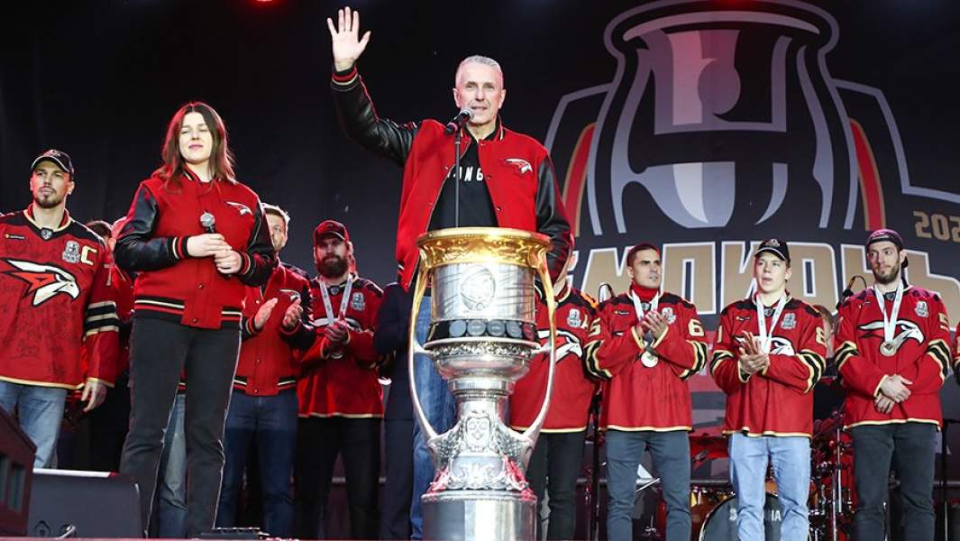 Главный тренер «Авангарда» Боб Хартли и игроки во время празднования чемпионства хоккейного клуба «Авангард» у стадиона «Арена «Балашиха»