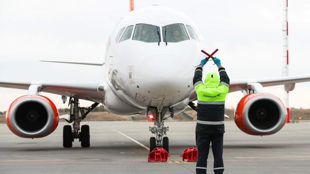 Авиатехник и самолет Sukhoi Superjet 100 авиакомпании «Азимут»