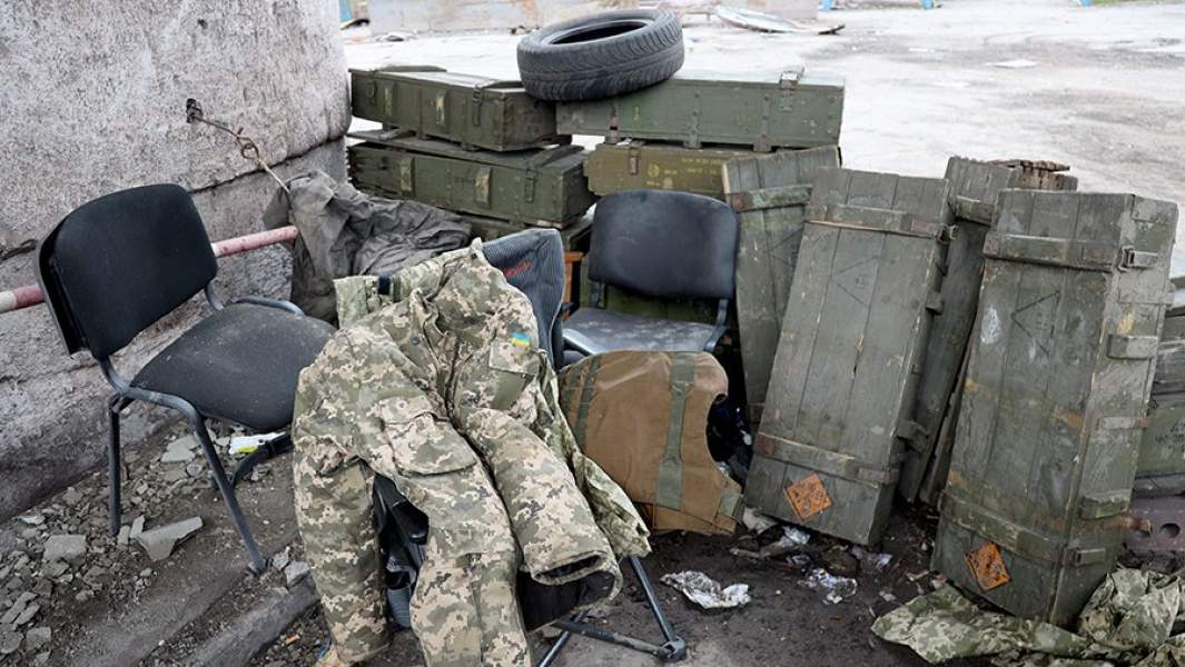 Форма украинского военнослужащего на территории Мариупольского металлургического комбината имени Ильича, где ранее находилась огневая позиция украинских войск