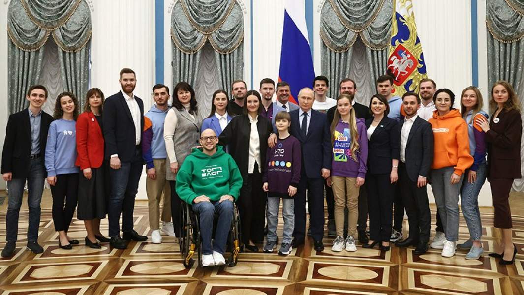 Президент России Владимир Путин во время фотографирования после заседания наблюдательного совета АНО «Россия - страна возможностей» в Екатерининском зале Кремля