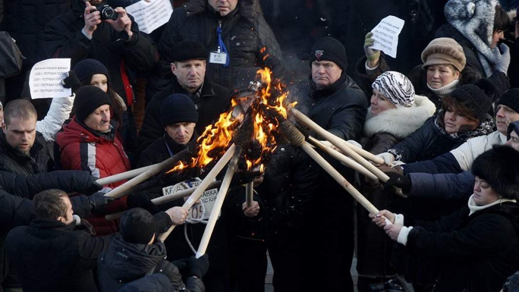 Участники акции протеста с требованием пересмотреть проект закона о государственном бюджете на 2015 год у здания Верховной рады Украины