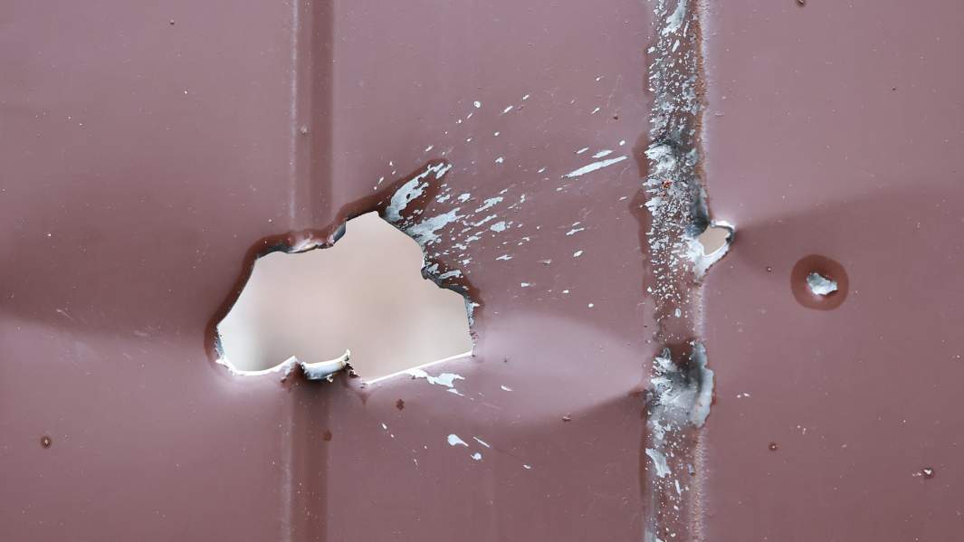  следы от осколков и пуль