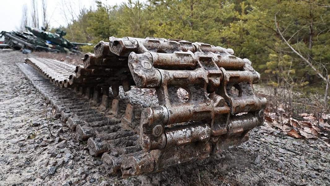 Гусеница от брошенного танка ВСУ