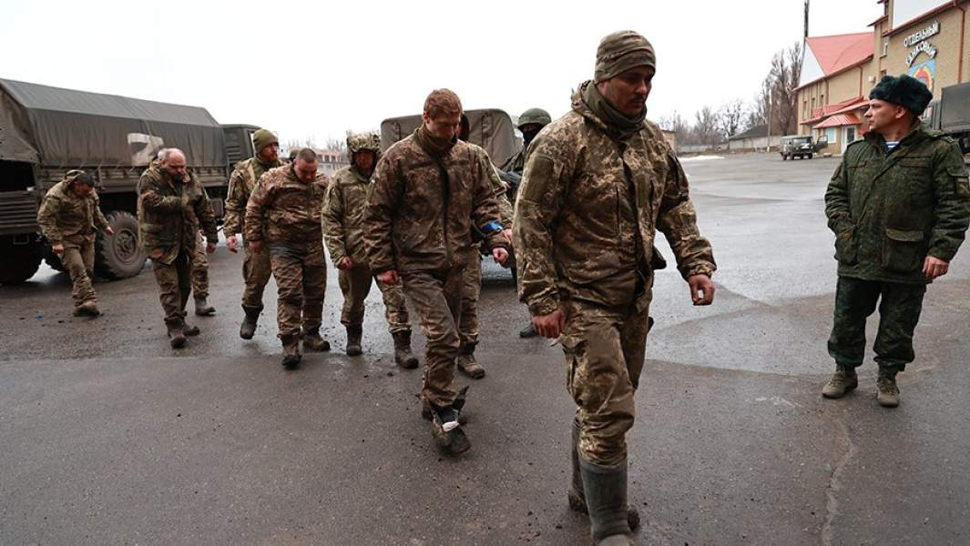 Добровольно сдавшиеся в плен военнослужащие украинской армии в Луганске
