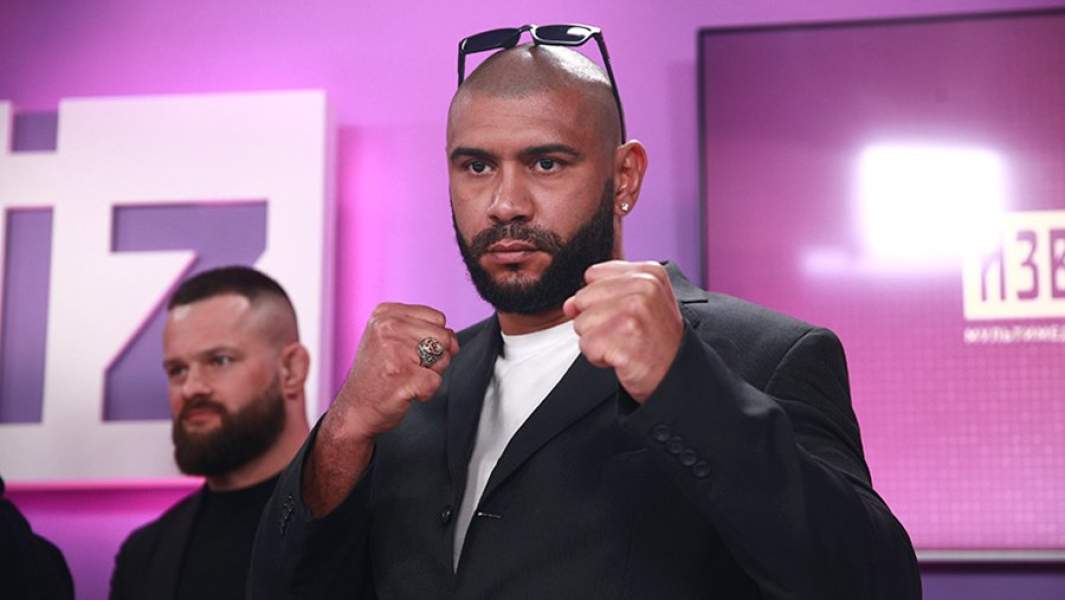 Экс-чемпион лиги по кикбоксингу Glory Сауло Кавалари во время пресс-конференции в МИЦ «Известия»