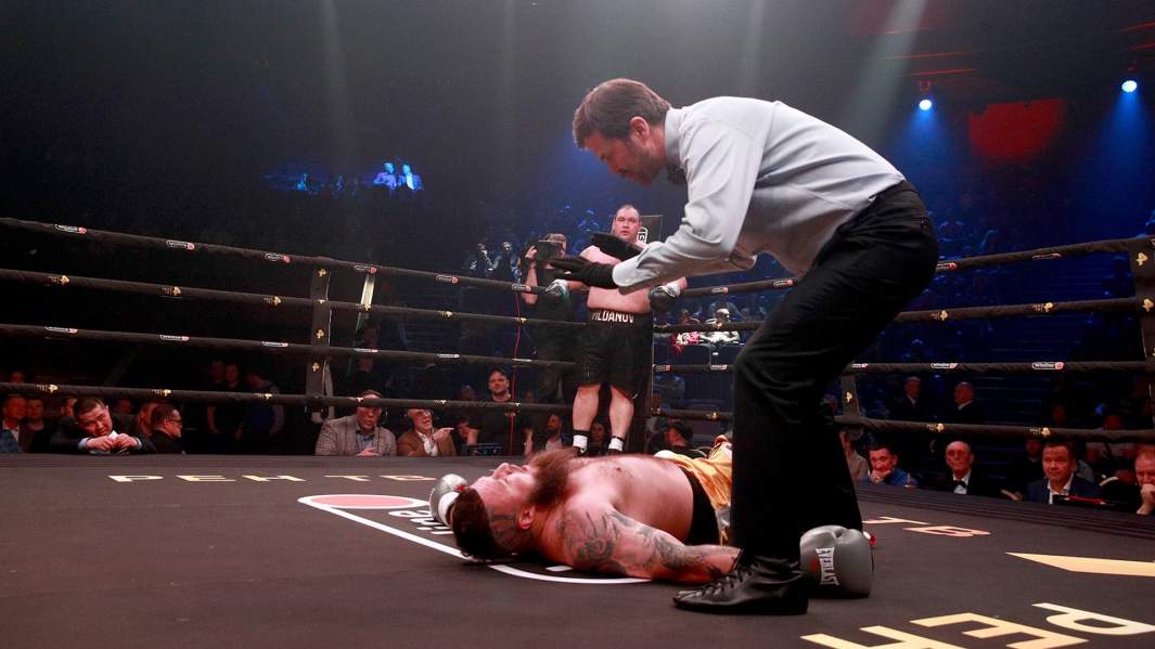 Бой между Максимом Щербаковым и Денисом Вильдановым на турнире «Бойцовский клуб РЕН ТВ. Суперсерия» в «Вегас Сити Холле»