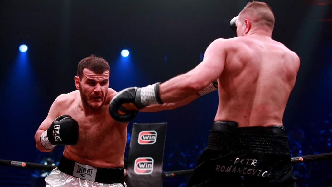 Боец ММА Хадис Ибрагимов и кикбоксер Петр Романкевич на турнире «Бойцовский клуб РЕН ТВ. Суперсерия» в «Вегас Сити Холле»