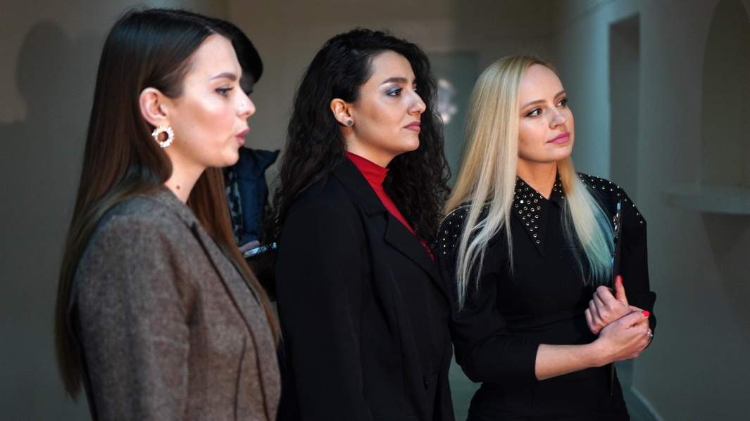 Перед выходом на сцену, слева - Екатерина Гладышева