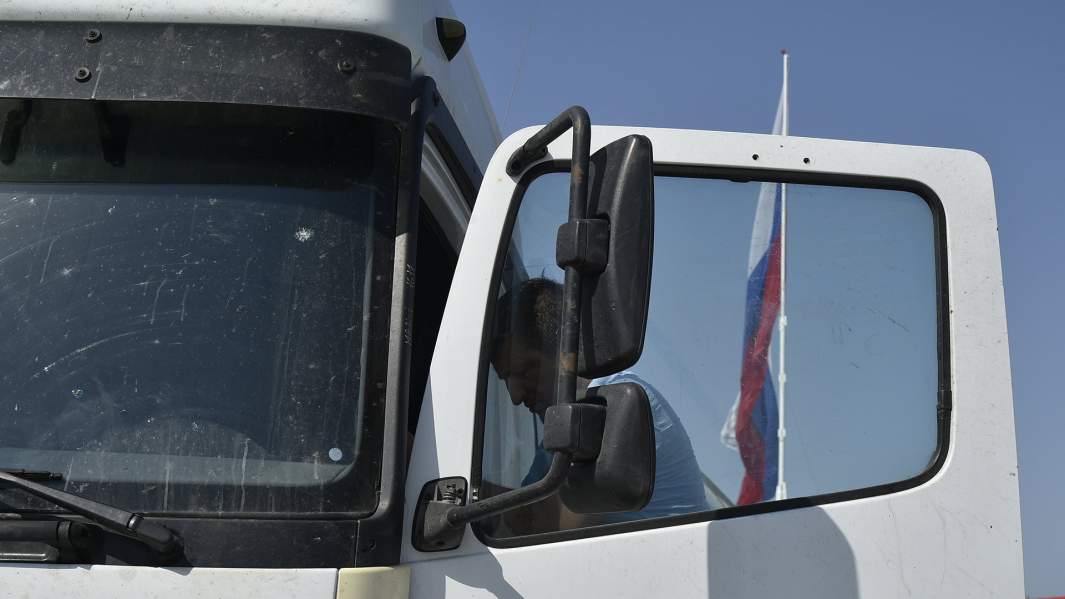 Грузовик и флаг