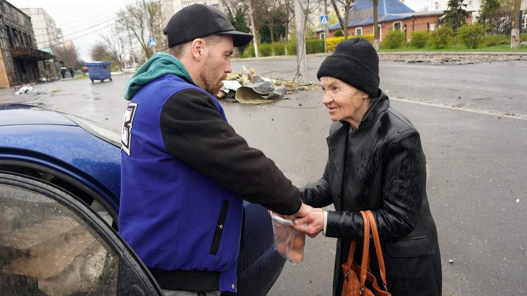Раздача гумпомощи по дороге