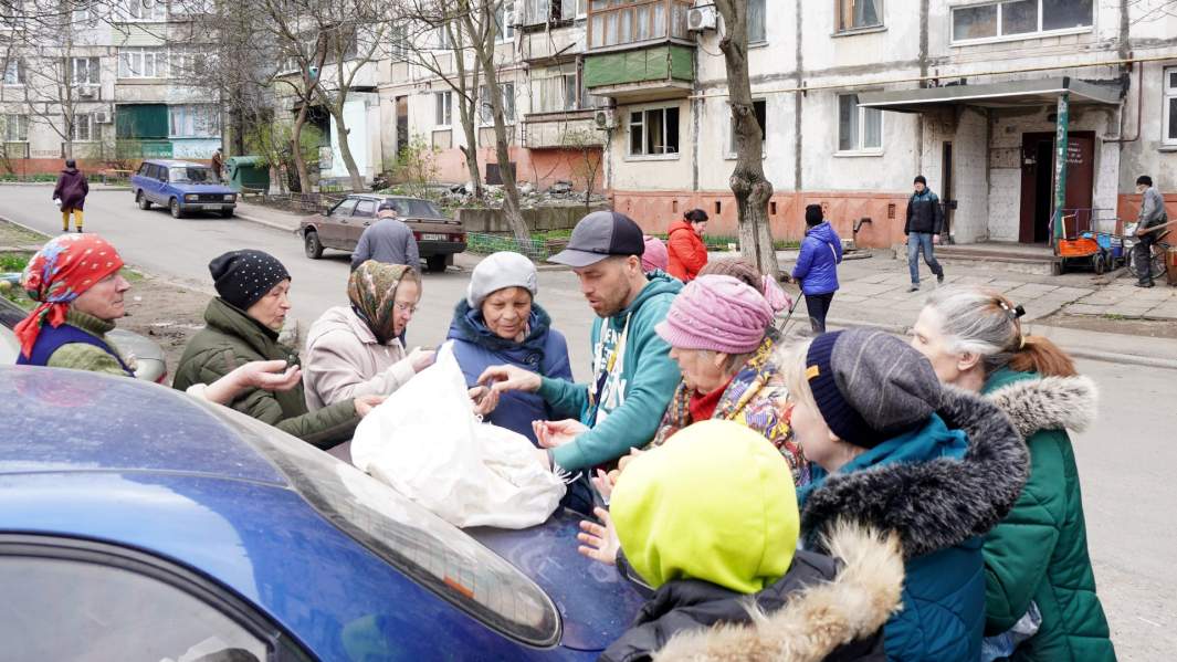 Раздача лекарств в одном из дворов Мариуполя
