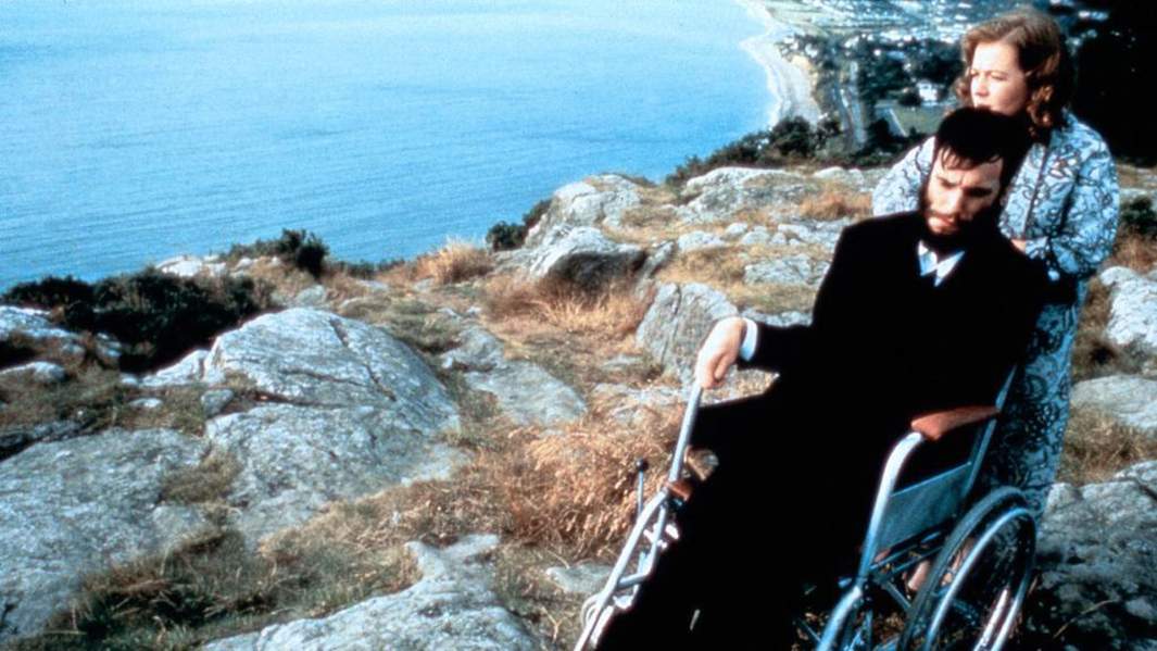 Кадр из фильма «Моя левая нога»