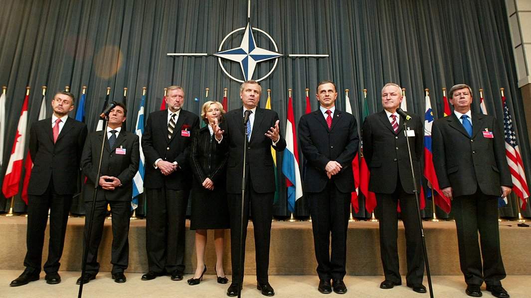 Генеральный секретарь НАТО Яап де Хооп Схеффер выступает на совместной пресс-конференции с министрами иностранных дел семи новых членов НАТО после церемонии, посвященной расширению членского состава НАТО с 19 до 26 стран, в штаб-квартире альянса в Брюсселе, 2 апреля 2004 г