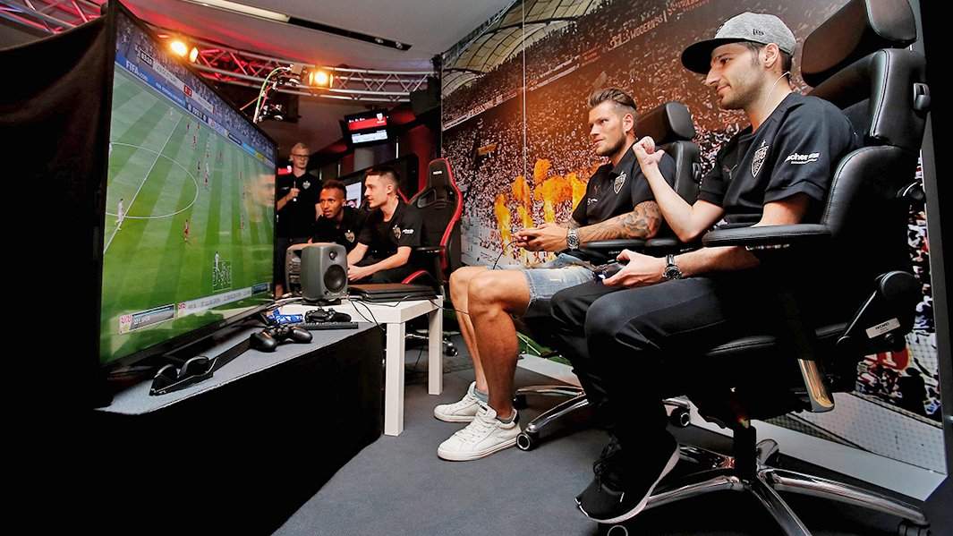 компания людей играют в игру приставке