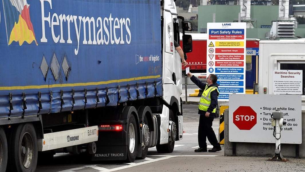 Грузовой автомобиль въезжает на территорию порта Ларне в Северной Ирландии