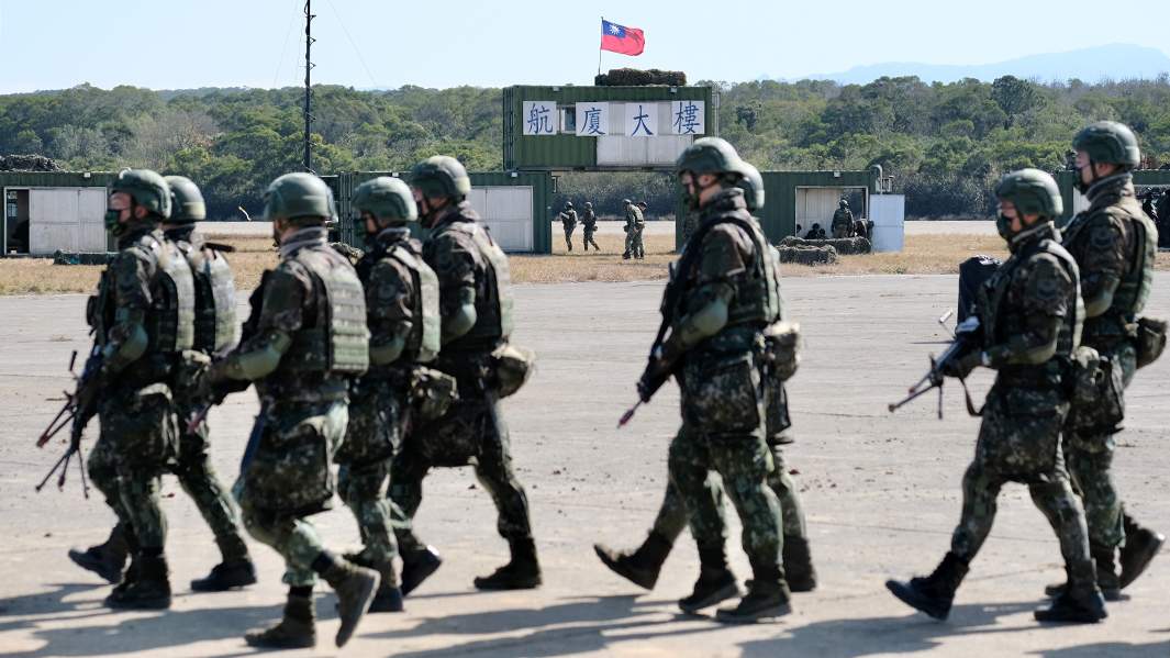 тайваньские солдаты на военной базе Хукоу во время военных учений 