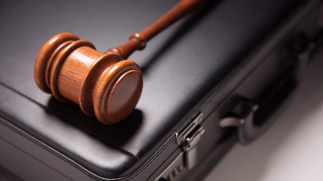 судейский молот на чемодане