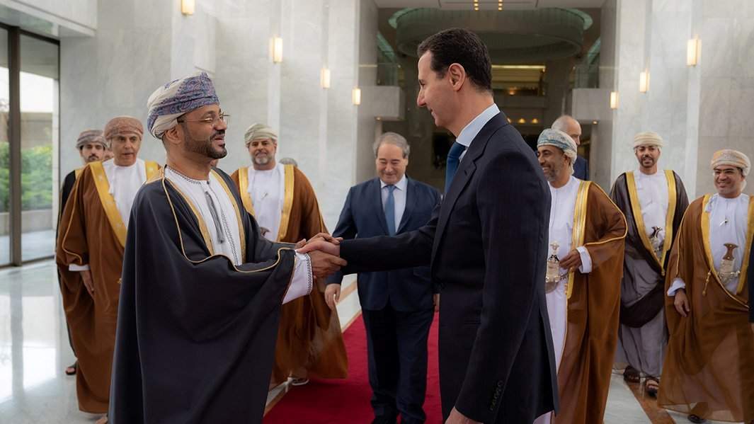 Президент Сирии Башар аль-Асад приветствует министра иностранных дел Омана Бадра аль-Бусаиди в Дамаске, 31 января 2022 года