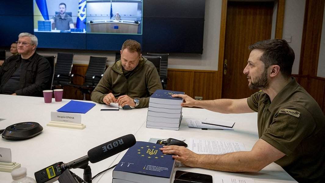 Владимир Зеленский проводит беседу с главой Европейской комиссии Урсулой фон дер Ляйен по видеосвязи, 9 мая 2022 года