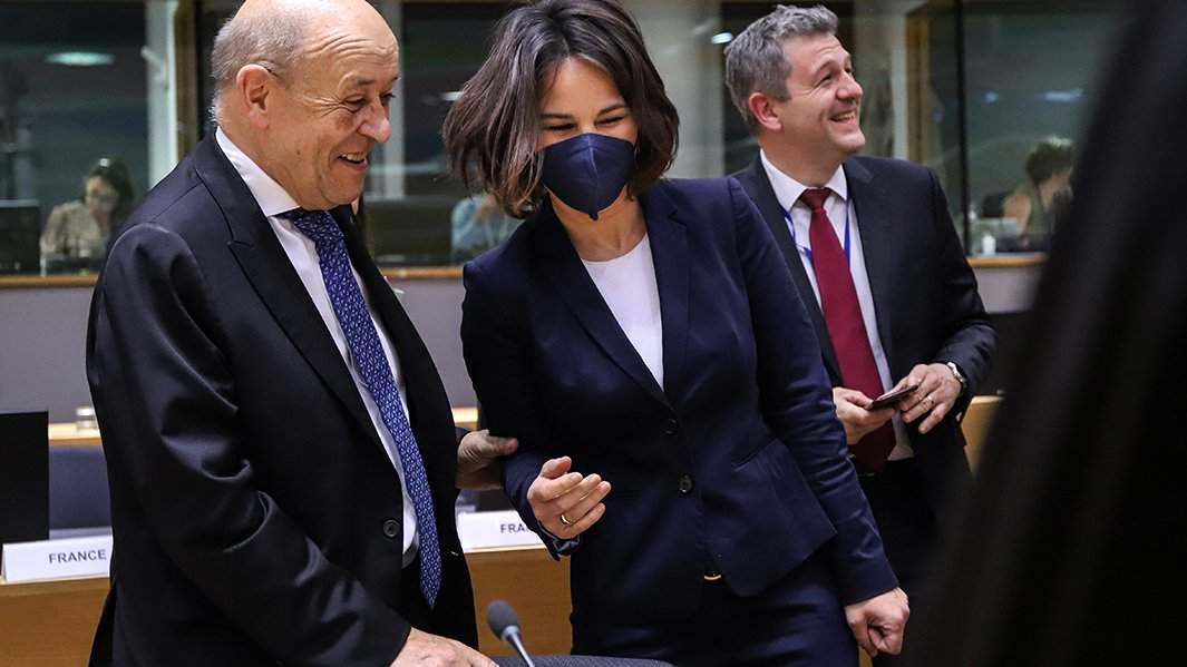 Главы МИД Франции и Германии Жан-Ив Ле Дриан и Анналена Бербок во время встречи министров иностранных дел ЕС в Брюсселе