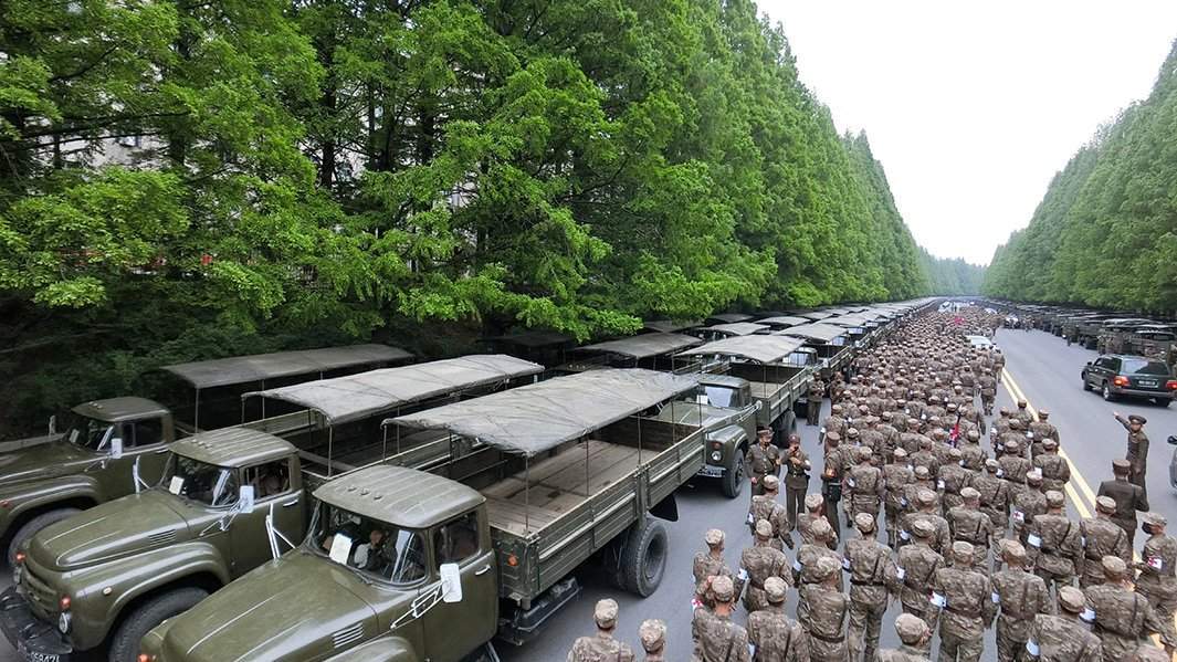 Военнослужащие медицинского корпуса Корейской народной армии на открытии кампании по улучшению снабжения лекарствами в условиях пандемии COVID-19 в Пхеньяне
