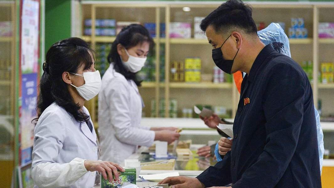 Мужчина в аптеке на фоне растущих опасений по поводу распространения коронавирусной инфекции в Пхеньяне