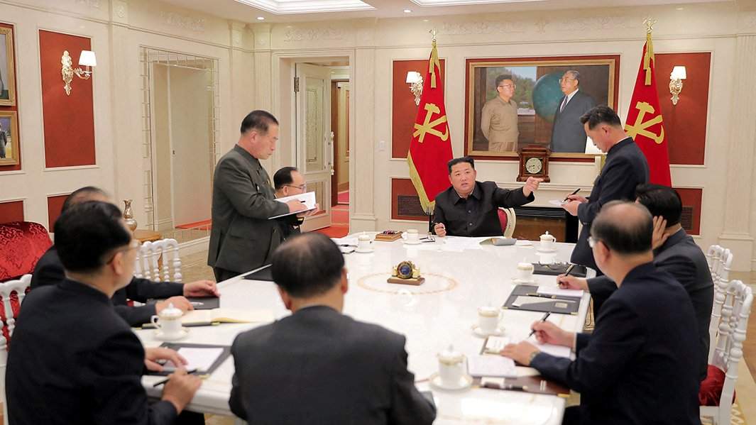 Северокорейский лидер Ким Чен Ын председательствует на заседании политбюро правящей Рабочей партии на фоне пандемии коронавирусной инфекции в Пхеньяне, 17 мая 2022 года