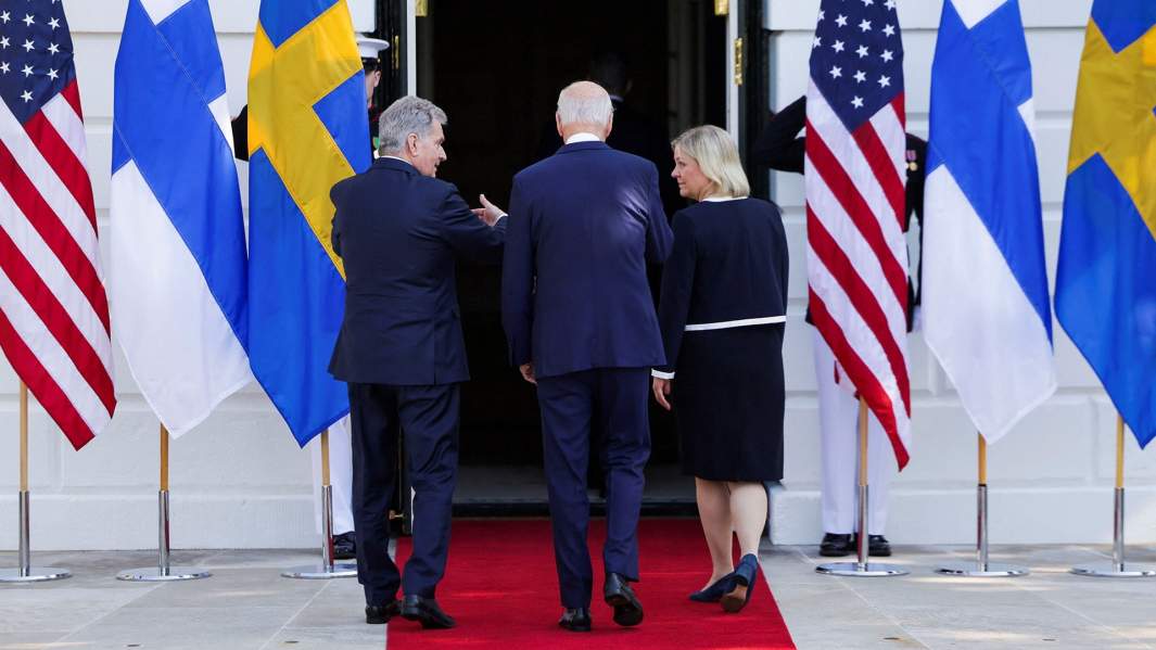 Президент США Джо Байден на встрече  с премьер-министром Швеции Магдаленой Андерссон и президентом Финляндии Саули Ниинистё в Белом доме в Вашингтоне, США