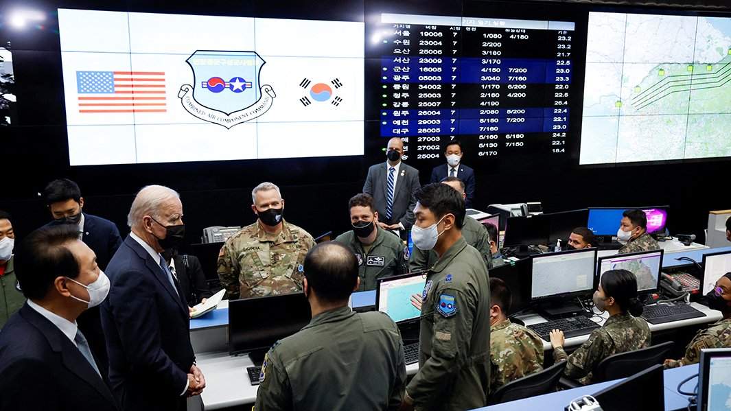 Джо Байден посещает Центр воздушных операций на авиабазе Осан в Пхёнтхэке, Южная Корея, 22 мая 2022 г.