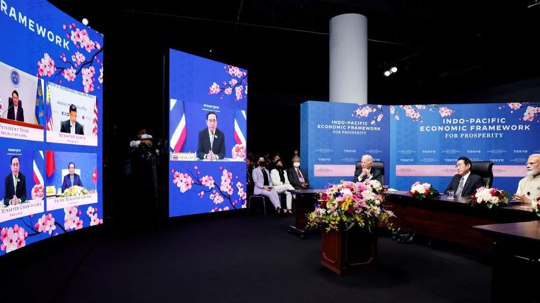 Джо Байден, премьер-министр Индии Нарендра Моди и премьер-министр Японии Фумио Кисида слушают виртуальное выступление других лидеров, присоединившихся к Индо-тихоокеанскому экономическому плану процветания (IPEF), в Izumi Garden Gallery в Токио, Япония, 23 мая 2022 года