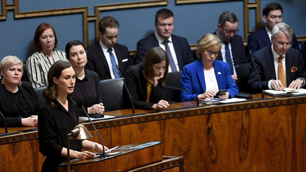 Премьер-министр СДП Санна Марин во время обсуждения членства Финляндии в НАТО, на пленарном заседании парламента, Хельсинки, Финляндия