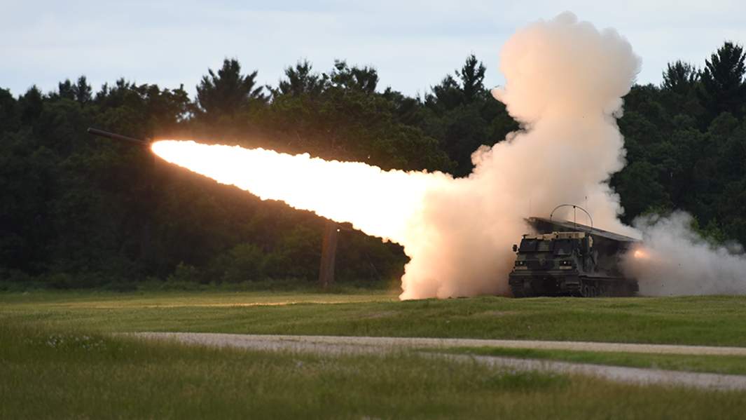 РСЗО MLRS во время учебных стрельб на полигоне базы Форт МакКой, США