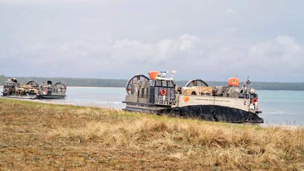 Американские суда на воздушной подушке во время высадки морпехов США на остров Сааремаа