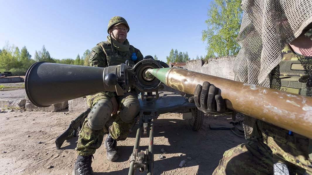 Эстонские резервисты заряжают безоткатное орудие во время учений Siil 2022